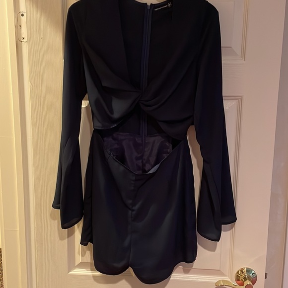 NWOT Pretty Little Thing Navy Bell Sleeve Romper in size 6 - Picture 5 of 8